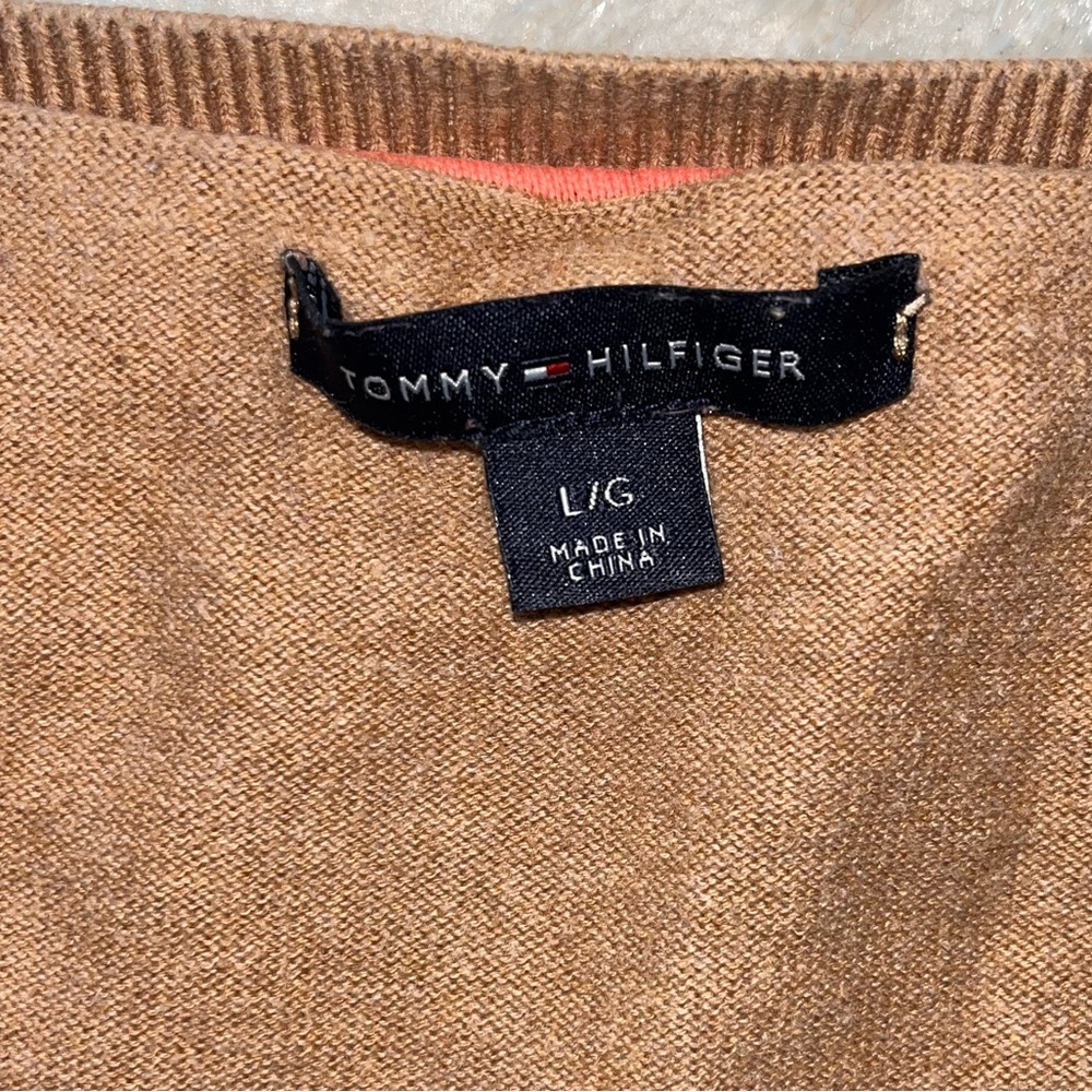 Tommy Hilfiger V-Neck Argyle Sweater in Coral and Tan woman’s size large - Picture 2 of 4